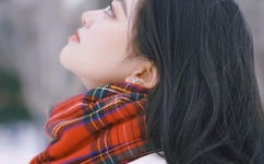 女孩迈开腿让男孩给她打扑克